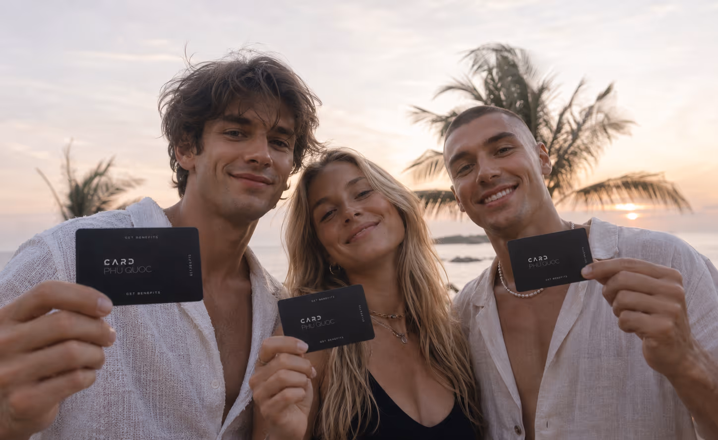 Przyjaciele na plaży trzymający karty Phú Quốc Card