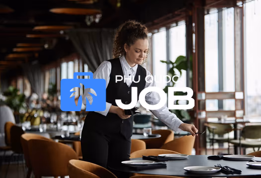 Phú Quốc Job — kelnerka nakrywająca stolik w restauracji